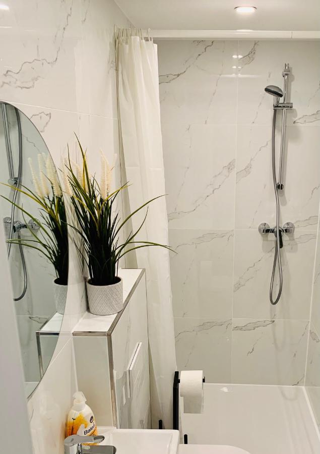Gaestehaus Zur Uni Klinik Exklusives Apartment Mit Kueche Und Badezimmer ฮอมบวร์ก ภายนอก รูปภาพ